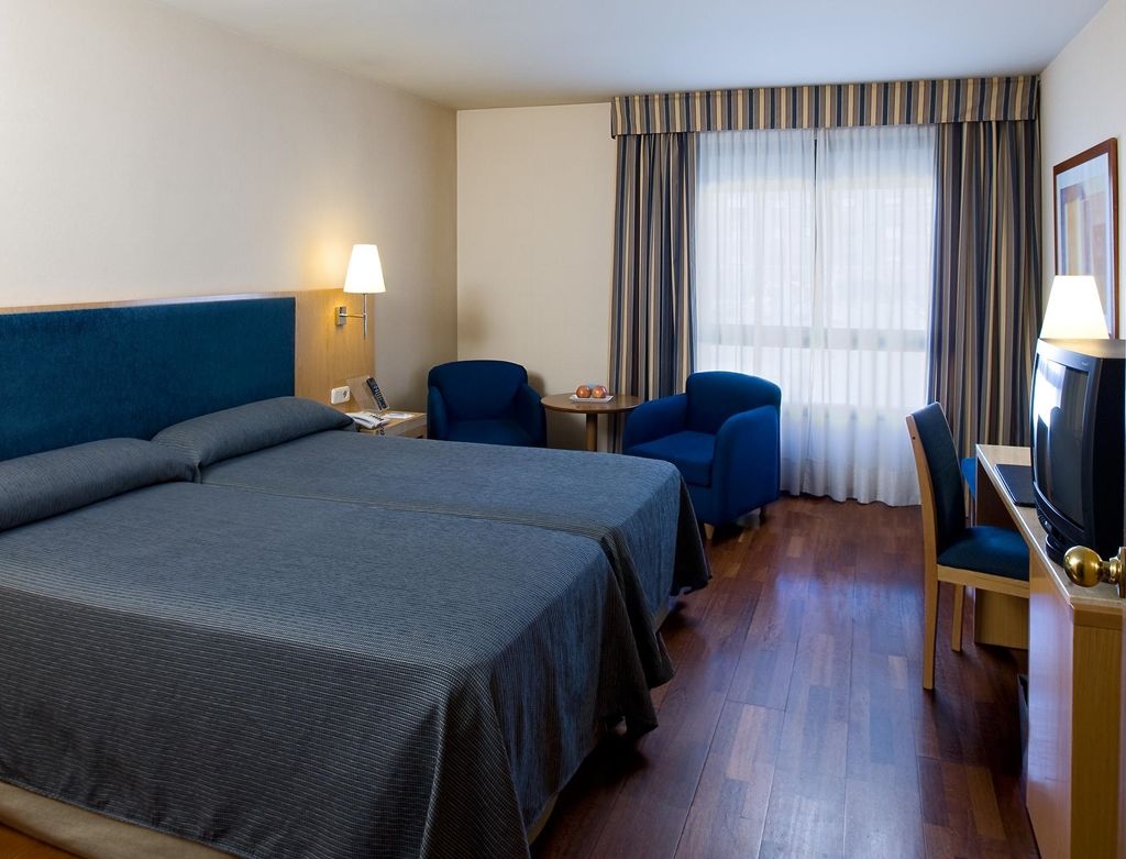 Nh Lleida Pirineos Hotel Стая снимка