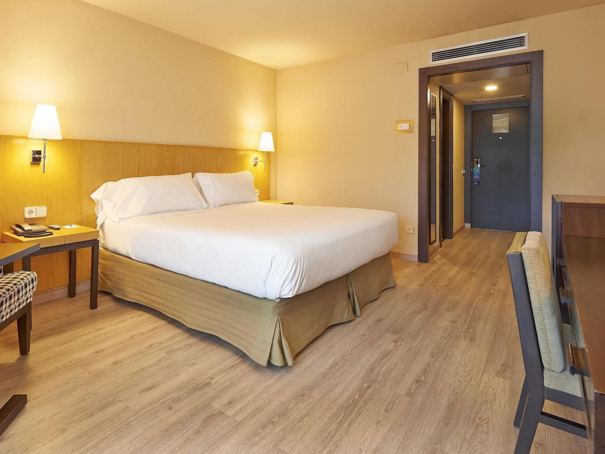 Nh Lleida Pirineos Hotel Екстериор снимка